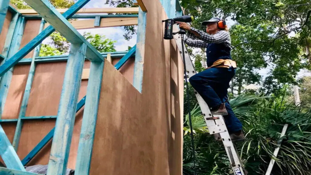 Cansada de pagar aluguel, ela construiu uma casa e encontrou liberdade financeira aos 56 anos