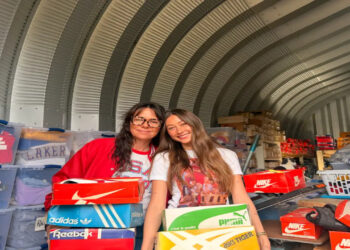 Após herdar roupas esquecidas por décadas em um depósito, família descobre fonte de renda online com peças vintage raras