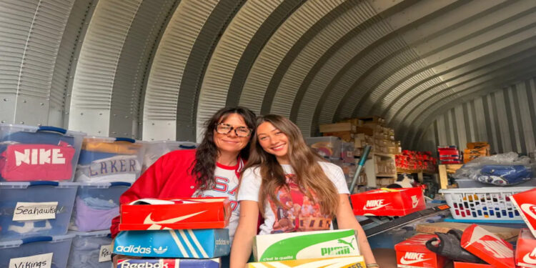 Após herdar roupas esquecidas por décadas em um depósito, família descobre fonte de renda online com peças vintage raras