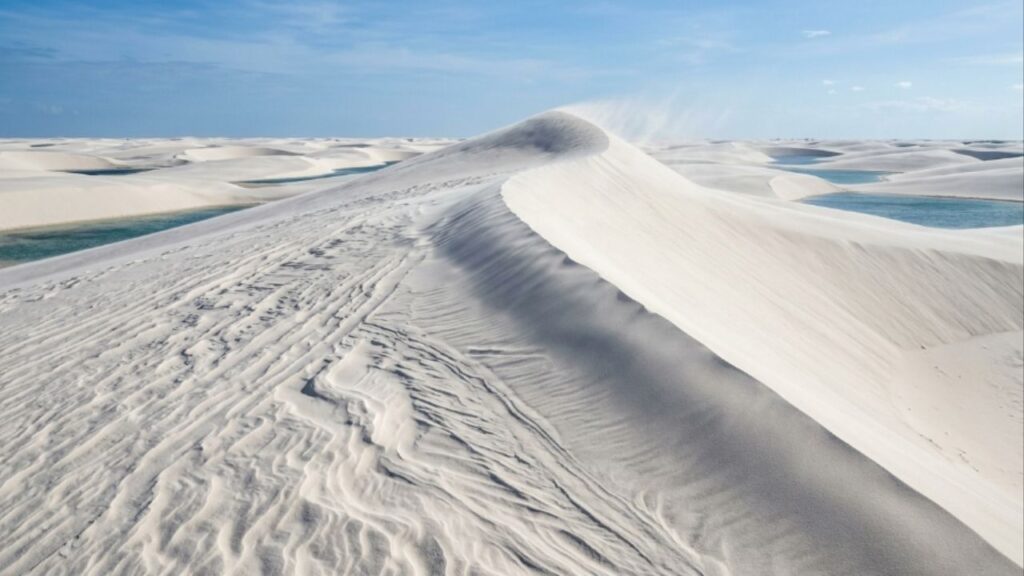 A região de dunas que ficou pouco explorada por anos e hoje impressiona com paisagens surreais que mudam de forma com o vento