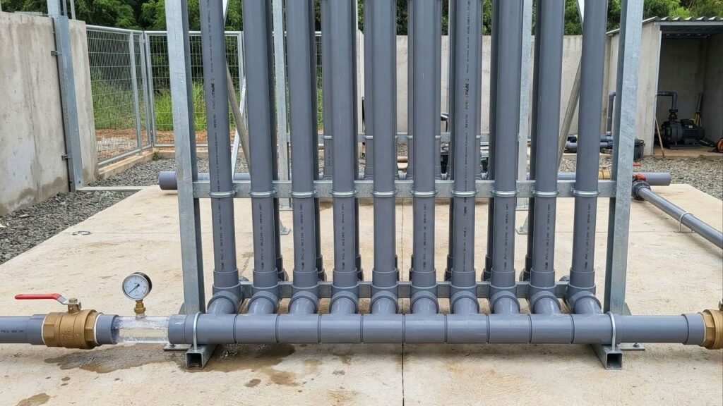 Adeus caixa d'água tradicional: pedreiro monta cisterna vertical com canos PVC que armazena até 3.000 litros e custa menos de R$ 1.200