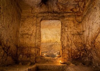 Arqueólogos descobrem tumba de 5.000 anos que pode ser a porta de entrada para um reino pré-histórico