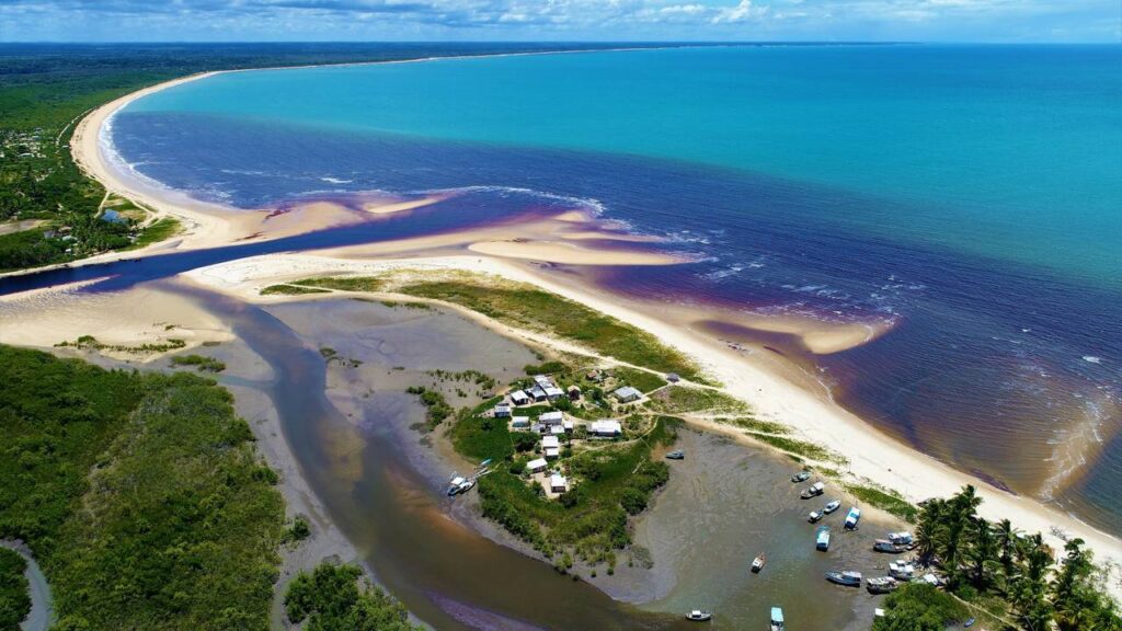 Ruas de areia e fiação enterrada para não apagar as estrelas: o vilarejo baiano sem carros com águas azuis e vermelhas