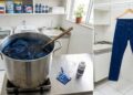 Como recuperar jeans manchado por água sanitária que ficou com marcas claras usando um método simples