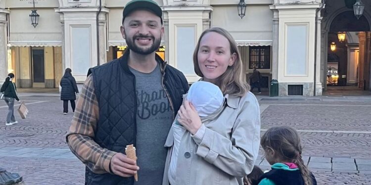 Eles venderam tudo para viver na Itália e agora não podem trabalhar nem voltar para casa