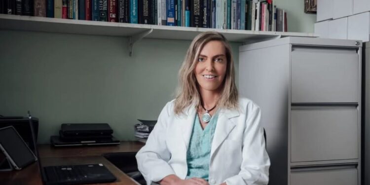 Cientista brasileira cria proteína que reacende esperança em pacientes paralíticos