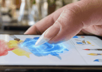 Estudante de química desenvolve esmalte transparente que transforma a unha em uma caneta stylus para tela sensível ao toque