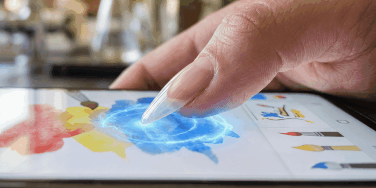 Estudante de química desenvolve esmalte transparente que transforma a unha em uma caneta stylus para tela sensível ao toque