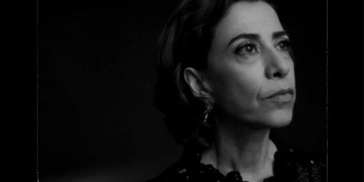 Fernanda Torres, atriz brasileira e vencedora do Globo de Ouro 2025 A vida presta, e muito. Confie!