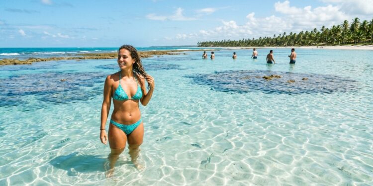 O “Caribe Brasileiro” é uma praia onde o mar fica tão transparente que você consegue enxergar tudo