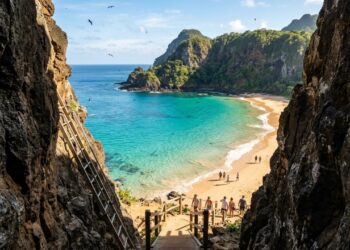 A praia eleita 7 vezes a melhor do mundo: um sonho de todo brasileiro que só é acessível por uma fenda na rocha