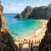 A praia eleita 7 vezes a melhor do mundo: um sonho de todo brasileiro que só é acessível por uma fenda na rocha