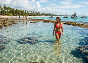 A praia que já foi eleita a melhor do Brasil 10 vezes tem um segredo: águas que parecem piscina de tão transparentes