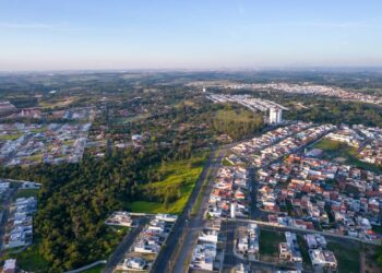 Uma cidade que plantou um parque de 15 km e tem 90% das ruas cobertas por árvores