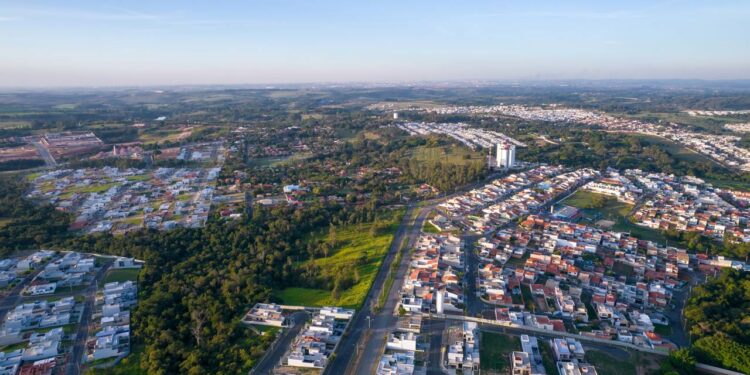 Uma cidade que plantou um parque de 15 km e tem 90% das ruas cobertas por árvores