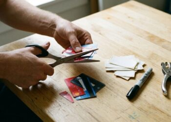 Não jogue fora os cartões de crédito vencidos: você tem um tesouro em casa e não sabe