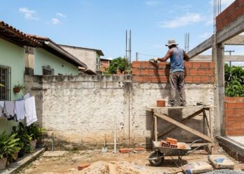 O que diz a lei sobre usar o muro do vizinho para construir