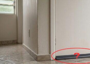 Para que serve o espaço entre o chão e a porta do banheiro?