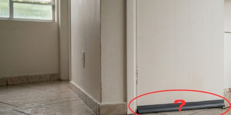 Para que serve o espaço entre o chão e a porta do banheiro?