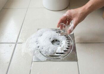 Passar vinagre no ralo do banheiro: quando fazer isso e como evitar mau cheiro e retorno de espuma