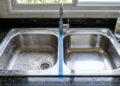 Pia de inox brilhando novamente, sem palha de aço, com uma combinação caseira que remove manchas d’água e marcas de gordura
