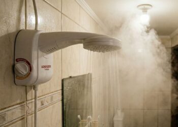 Quem usa o chuveiro elétrico nessa posição o ano todo aumenta a conta de luz em até 30%