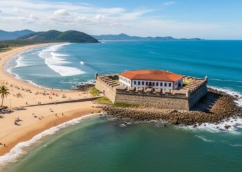 A praia cercada por muralhas do século XVII que hoje esconde piscinas naturais impressionantes