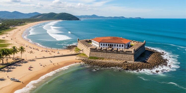 A praia cercada por muralhas do século XVII que hoje esconde piscinas naturais impressionantes
