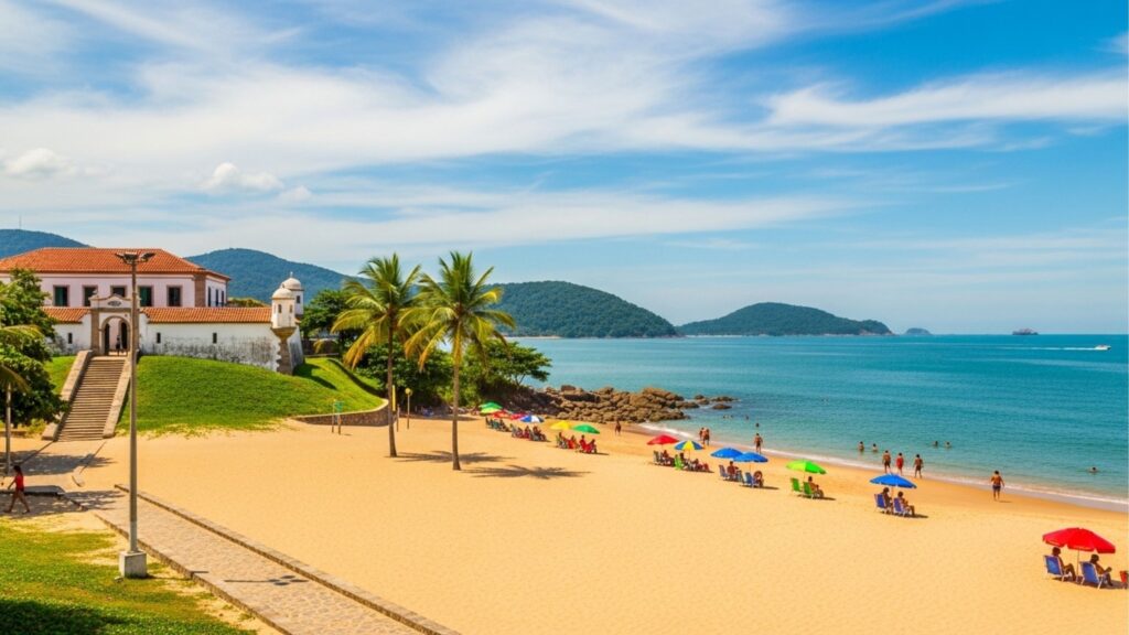 A praia cercada por muralhas do século XVII que hoje esconde piscinas naturais impressionantes