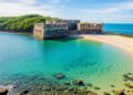 A pequena ilha com fortaleza do século XVIII e mar tão calmo que parece uma piscina natural