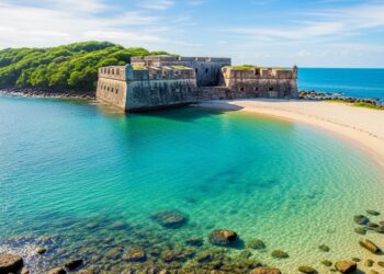 A pequena ilha com fortaleza do século XVIII e mar tão calmo que parece uma piscina natural