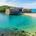 A pequena ilha com fortaleza do século XVIII e mar tão calmo que parece uma piscina natural