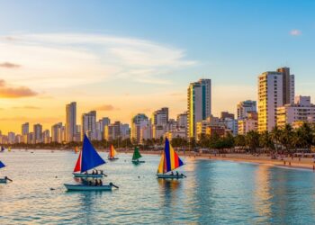 Praias de águas mornas o ano inteiro e sol em 90% dos dias: a capital nordestina que superou Lisboa e Paris em buscas turísticas