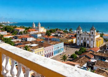A cidade brasileira conhecida pelas casas coloridas e por um festival que reúne milhares de turistas