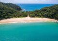 A ilha onde carros não entram e o mar azul-turquesa atrai viajantes do mundo todo