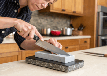 Para cortar sem riscos , aprenda a como afiar a faca de forma segura em casa