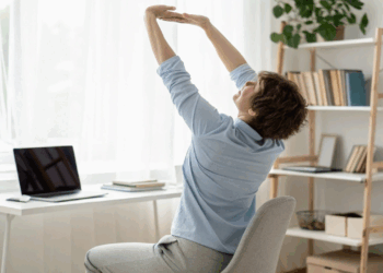 Alongamento de 3 minutos para evitar dores na coluna depois de estudar ou trabalhar por muito tempo