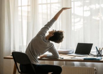 Quem passa horas sentado sente alívio imediato ao fazer estes alongamentos em 3 minutos