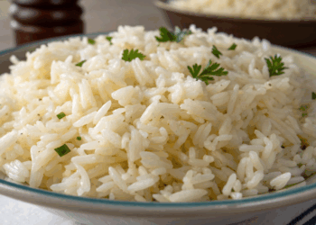 O ingrediente simples que deixa o arroz soltinho mesmo quando você erra na água