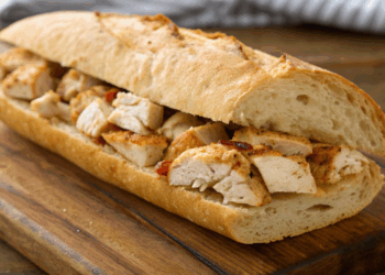 Baguete recheada de frango gratinada, como preparar um lanche rápido e cremoso