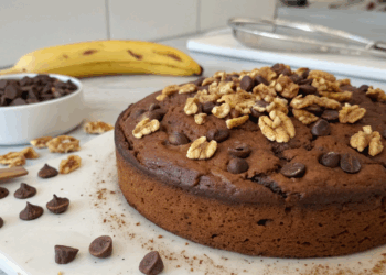 Para não jogar banana fora, veja como fazer um bolo delicioso com chocolate e nozes