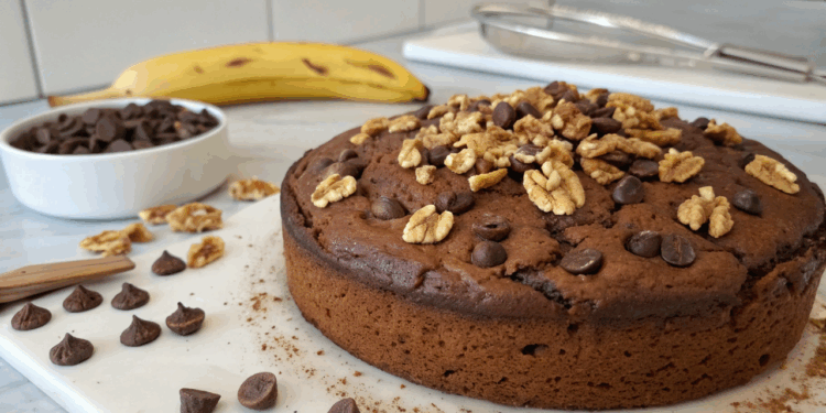 Para não jogar banana fora, veja como fazer um bolo delicioso com chocolate e nozes