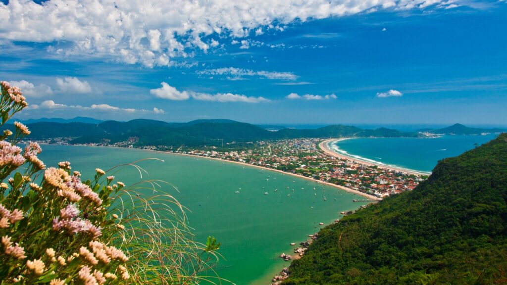 A menor cidade de Santa Catarina tem qualidade de vida com 39 praias, 5 selos internacionais e água cristalina