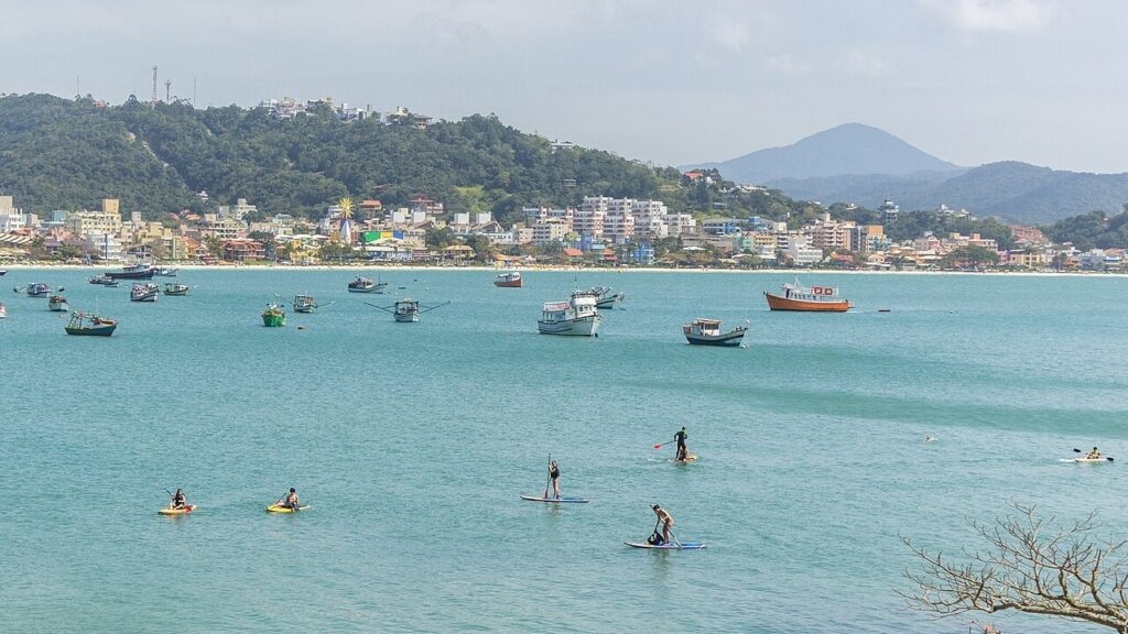 A menor cidade de Santa Catarina tem qualidade de vida com 39 praias, 5 selos internacionais e água cristalina