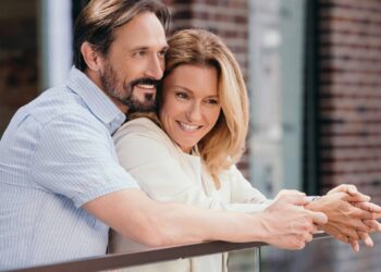 A ciência explica por que casais que se conhecem depois dos 50 constroem vínculos mais conscientes e menos impulsivos