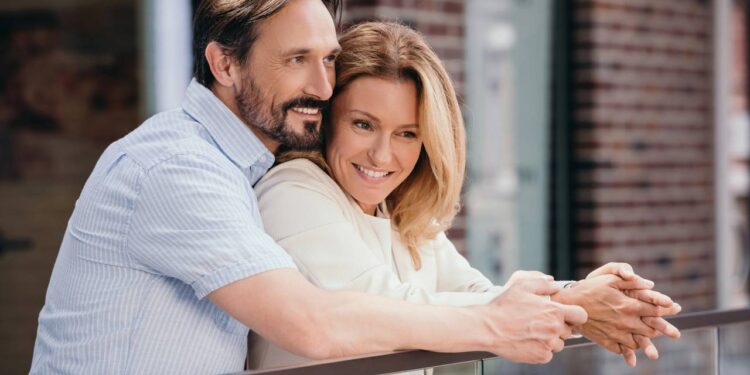 A ciência explica por que casais que se conhecem depois dos 50 constroem vínculos mais conscientes e menos impulsivos