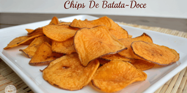 Lanche fit de chips de batata-doce na air fryer ficam crocantes com apenas três ingredientes