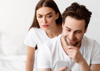 Muitos pensam que ciúmes é prova de amor, mas a psicologia mostra que está mais ligado à insegurança do que ao afeto