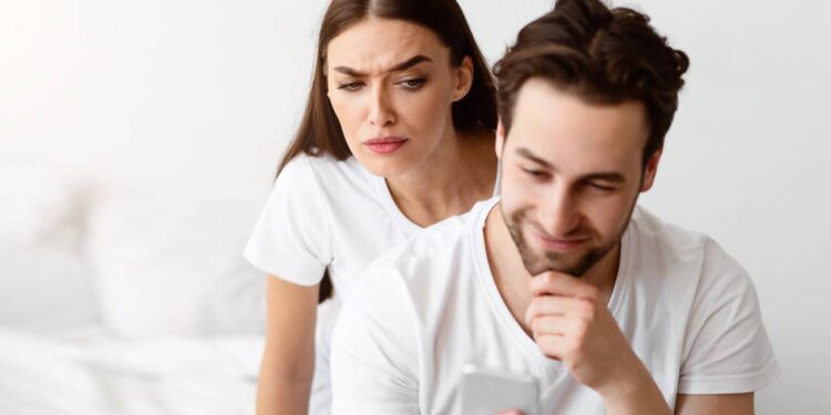 Muitos pensam que ciúmes é prova de amor, mas a psicologia mostra que está mais ligado à insegurança do que ao afeto