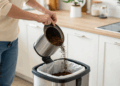 Cheiro de lixo insuportável na cozinha? Este truque natural com café te salva
